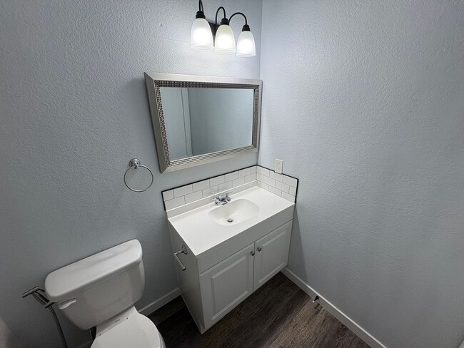 Building Photo - 3 Bed 2.5 Bath Home with 2 Car Detached Ga...