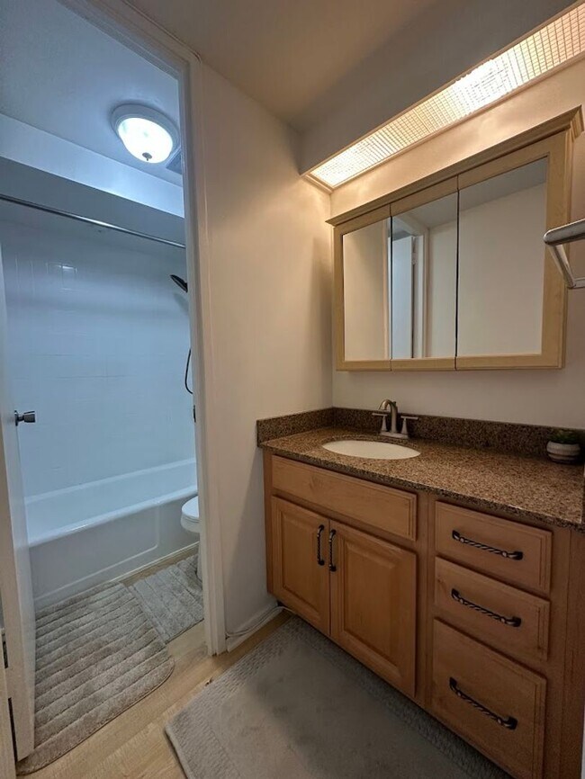 Building Photo - Harbor Square READY TO MOVE IN 1 bed, 1 bath with 1 parking, utilities included, walk to the conv...