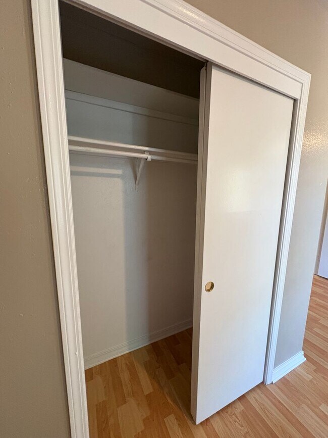 Building Photo - Huge 2 bedroom/2.5 bathroom Townhouse with Central Air & Heat & Garage!