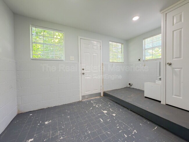 Building Photo - 409 Longview Dr