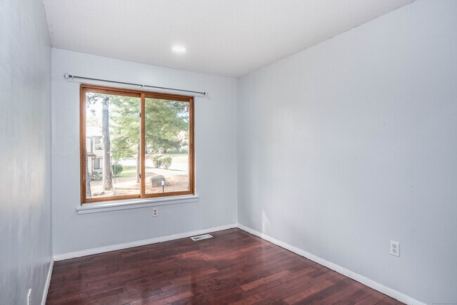 Building Photo - 123 Cottonwood Rd