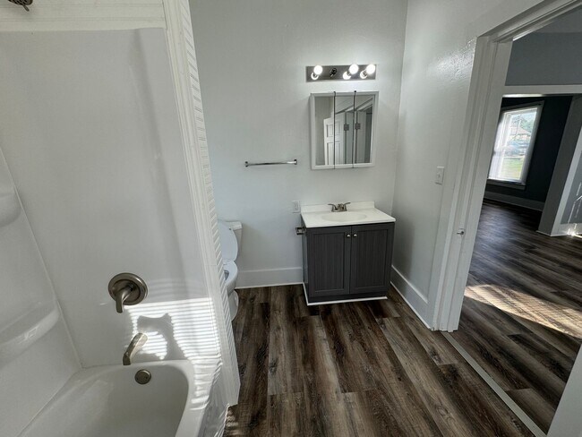 Building Photo - Newly Remodeled 2-Bed, 1-Bath Home in Hami...