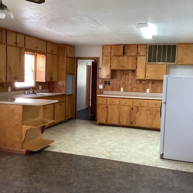 Building Photo - COMING SOON: CUTE 3 BEDROOM / 1 BATHROOM HOUSE IN LAMAR MO!! WITH CAR GARAGE!