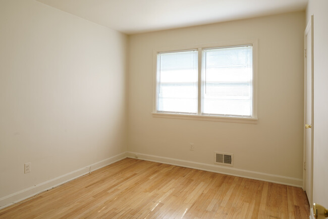 Building Photo - Super 3-brm stone ranch with basement, det...