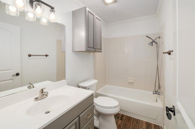 Building Photo - 204 Northwest Dr