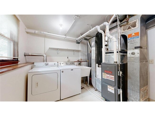 Building Photo - 3308 Roosevelt Ct NE