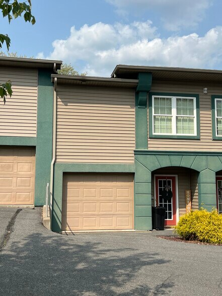 Garage and Entry - 67 Tiara Ct
