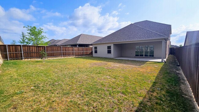 Building Photo - Spacious Ventana Home with all appliances!