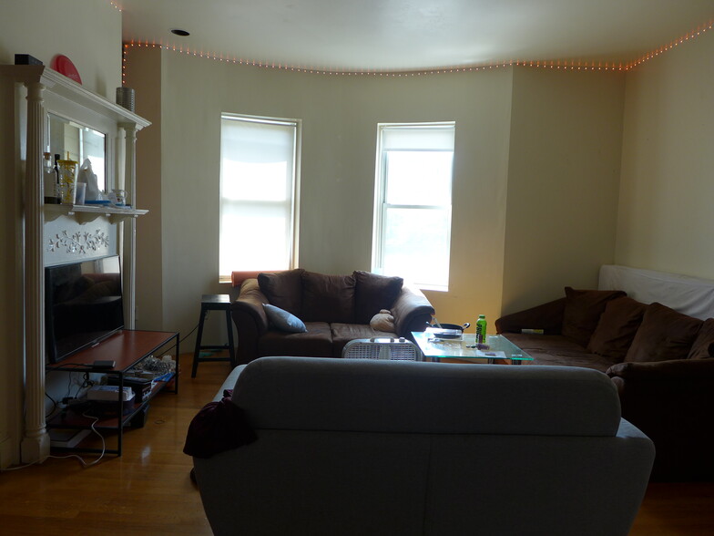 Primary Photo - 16 S Huntington Ave