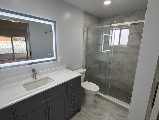 Building Photo - 1525 Estancia Cir