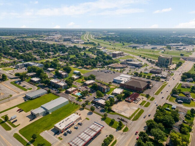 Building Photo - 1 Bedroom, 1 Easy Utility Fee — Stress-Free Living