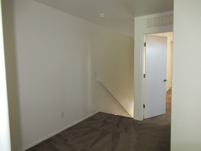 Building Photo - Spacious Home in Gated Community!