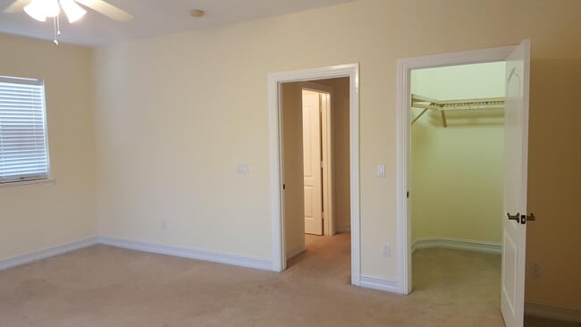 Building Photo - 1825 Bridgepointe Cir