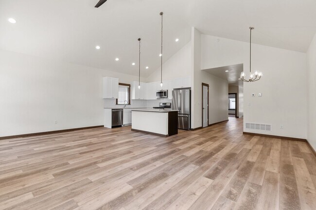 Building Photo - Beautiful Newer Condo near Monforton School