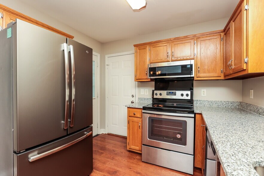 Building Photo - 2853 Sutherland Dr