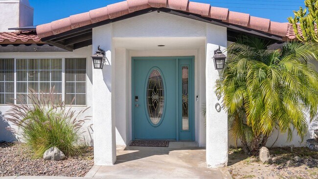 Building Photo - Racquet Club West, FURNISHED, Seasonal OR Long Term