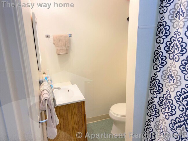 Building Photo - 37 Oak St