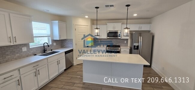 Building Photo - 2104 Ukiah Ct