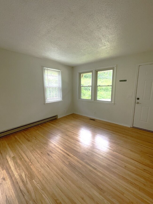 Building Photo - Excellent 3 Bedroom Home Minutes from Down...