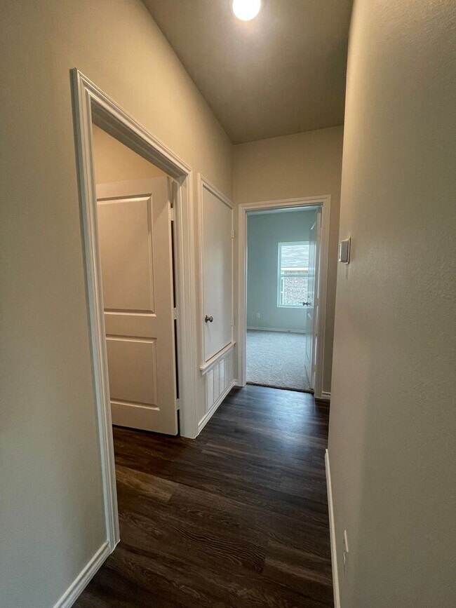 Building Photo - 110 S Rainbow Dr