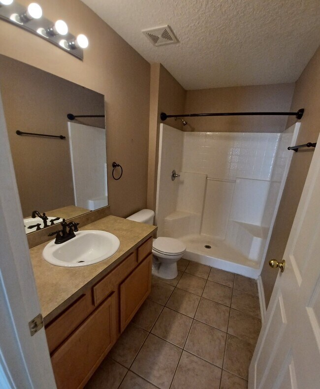 Building Photo - "$500 MOVE-IN SPECIAL! - Beautifully Updated 2/2 Condo in Gated Southside Neighborhood!"