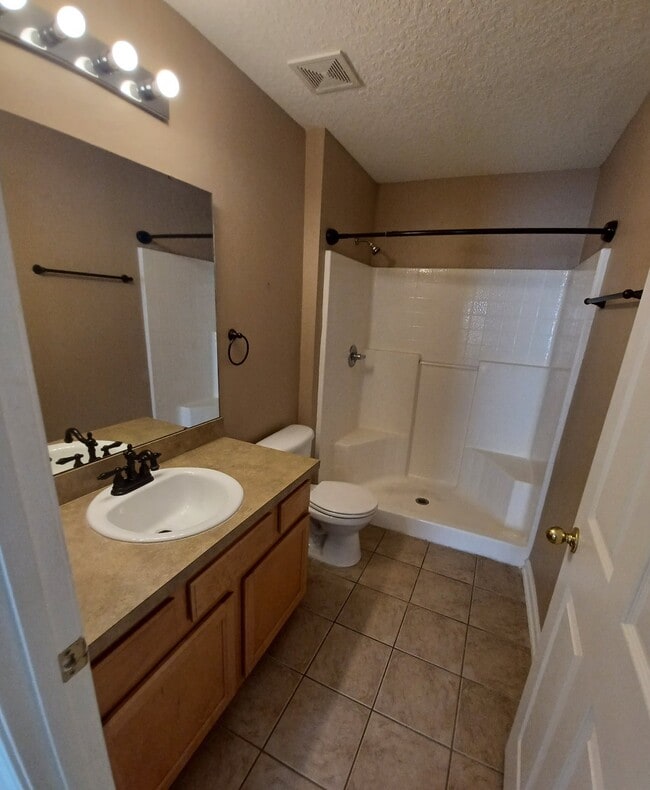 Building Photo - "Beautifully Updated 2/2 Condo in Gated Southside Neighborhood!"