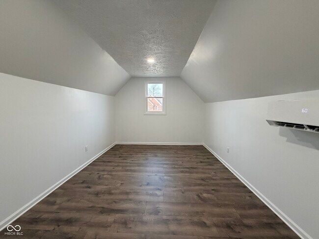 Building Photo - 1351 Woodpond N Roundabout