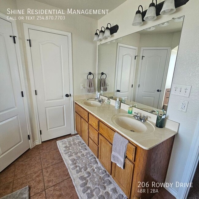 Building Photo - 206 Rowdy Dr