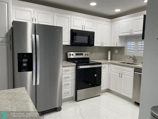 Building Photo - 9420 S Hollybrook Lake Dr