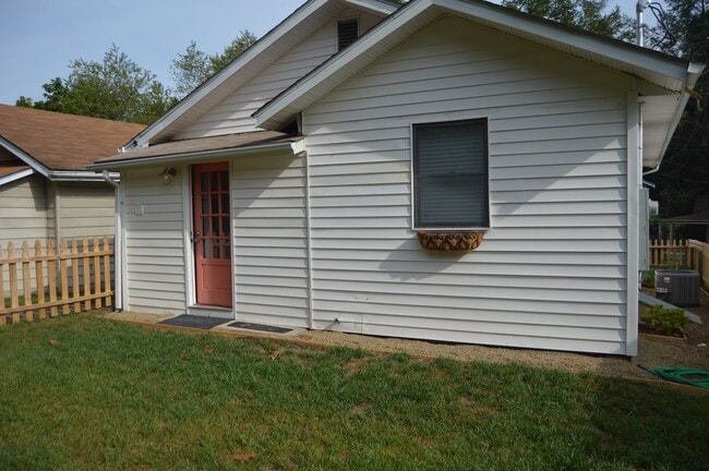 Building Photo - West Asheville Bungalow!