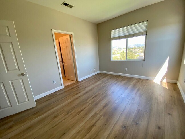 Building Photo - Executive 5 BR Home With Pool RV Parking H...