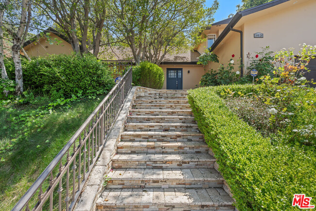 Building Photo - 10926 Alta View Dr