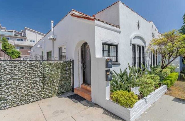 Building Photo - 1020 Havenhurst Dr