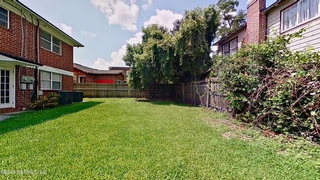 Building Photo - 828 Acosta St