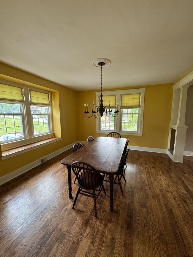 Building Photo - Charming 3-Bedroom Home in Desirable Allis...
