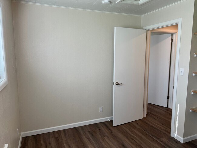 Building Photo - Updated 2-bedroom duplex in Thurston!
