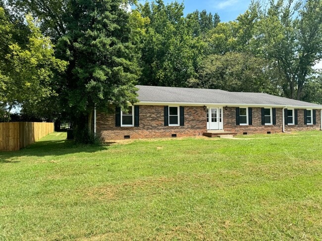 Building Photo - Renovated 3 BR Home in the Heart of Murfreesboro