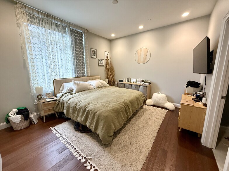 Building Photo - 170 W Broadway