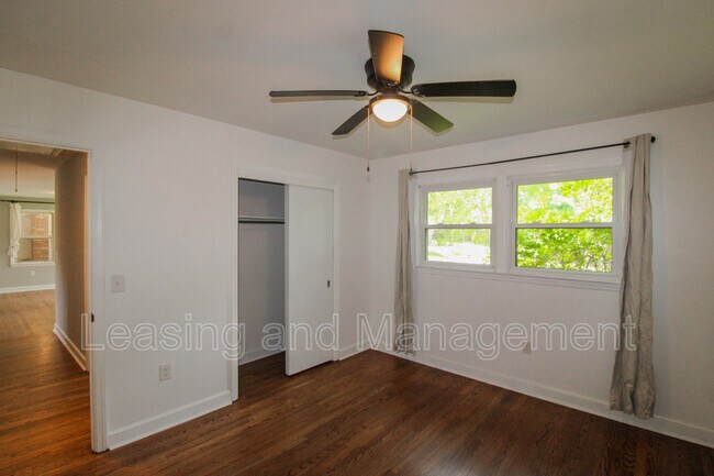 Building Photo - 927 Holly Ct