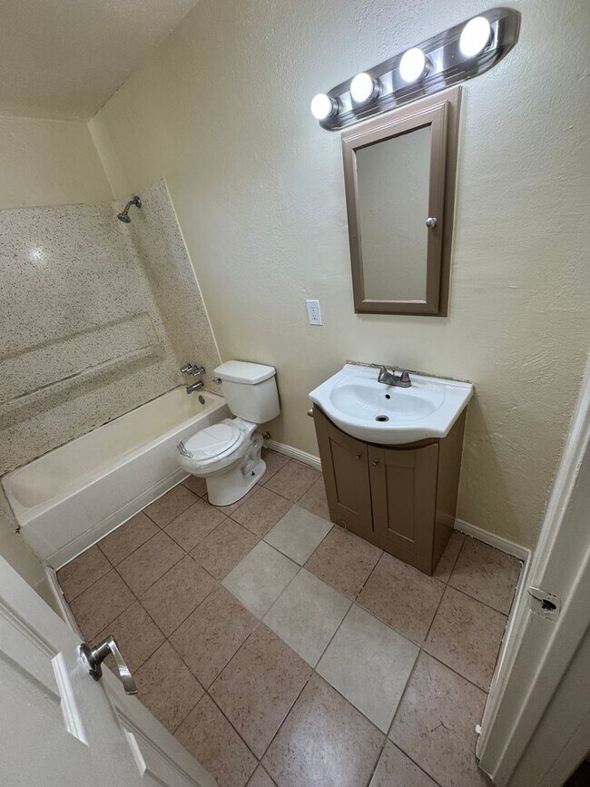 Building Photo - 2 bedroom 1 bath unit available.