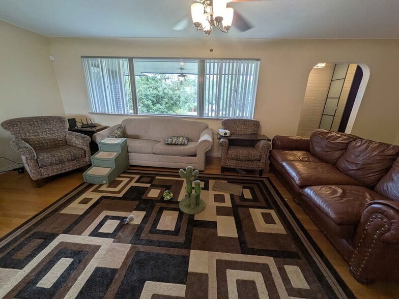 Living Room - 1808A Simms St