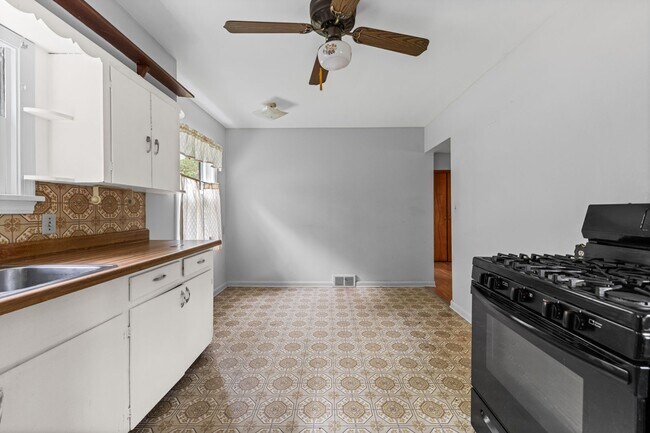 Building Photo - 3-Bedroom Cape Near Summit Lake ~ Oversize...