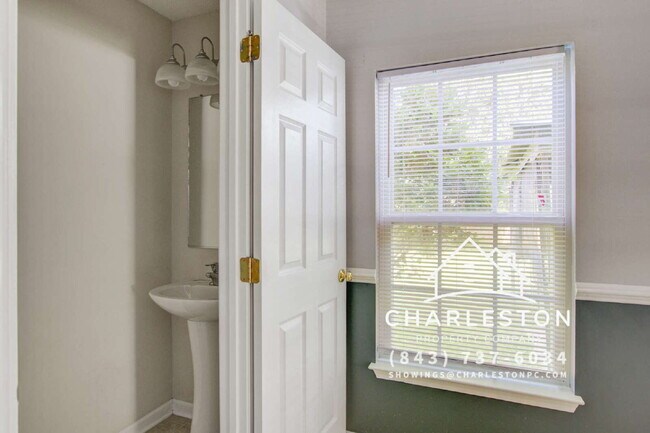 Building Photo - 222 Maypop Dr