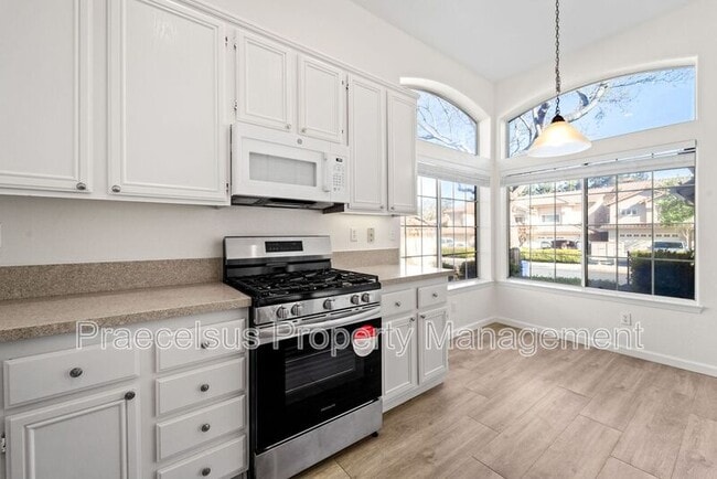 Building Photo - 2394-A Greenbriar Dr