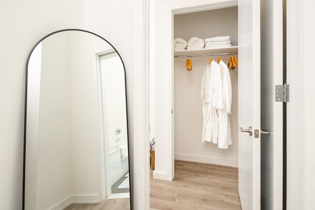 Building Photo - 100 William St