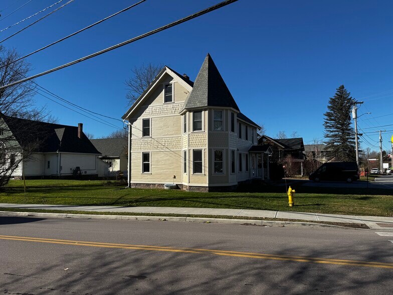 Building Photo - 15 Railroad St