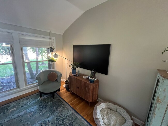 Building Photo - Beautiful Condo in Ann Arbor's Village Com...