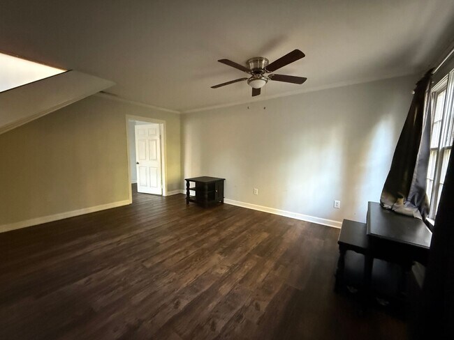 Building Photo - 2 Bedrooms, 2 Bathrooms - Home in Maplewood!