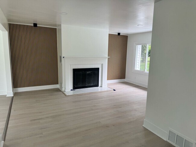 Building Photo - 2BD-1BTH HOME | NEWLY RENOVATED | WEST BLO...