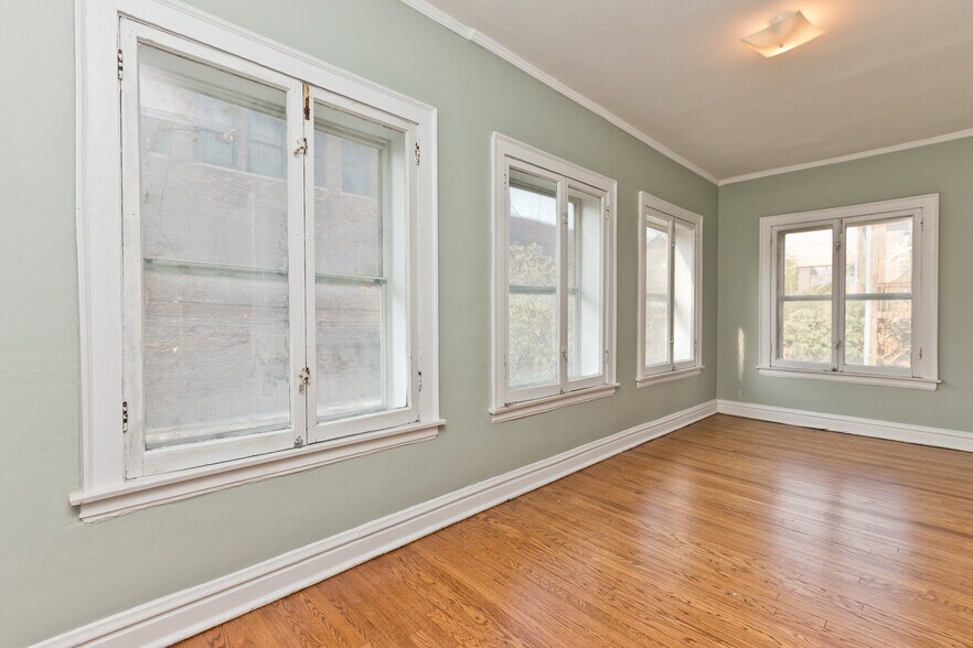 Building Photo - 1317 W Albion Ave
